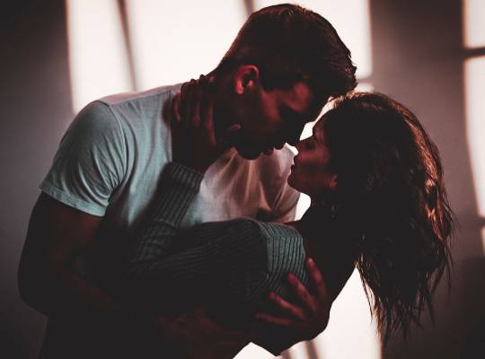 glamourescorts pente logoi poy kanoyn elkistiko enan antra stis gynaikes